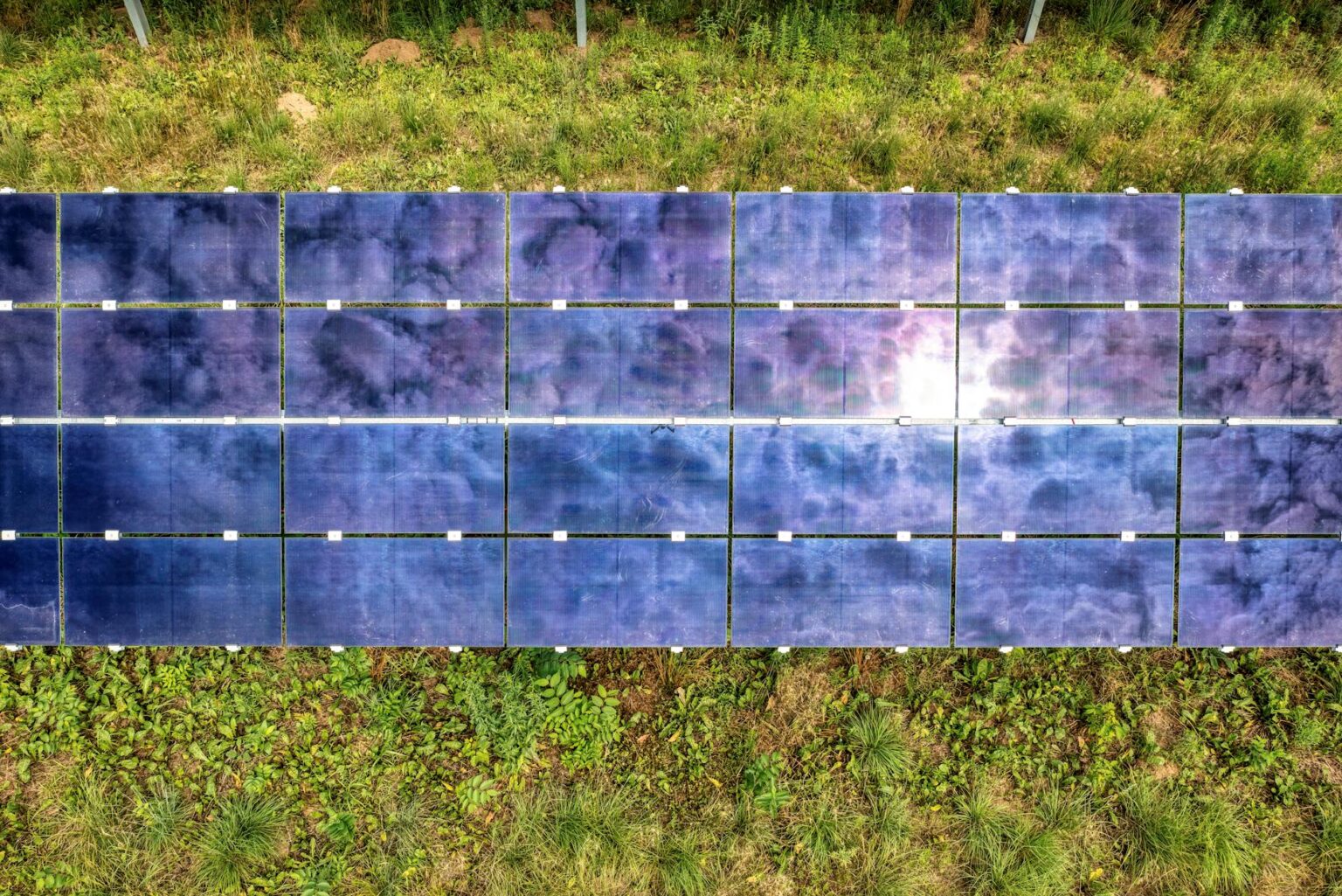Kolorowa fotowoltaika SunLACE: integracja paneli z dachem w 2026 roku